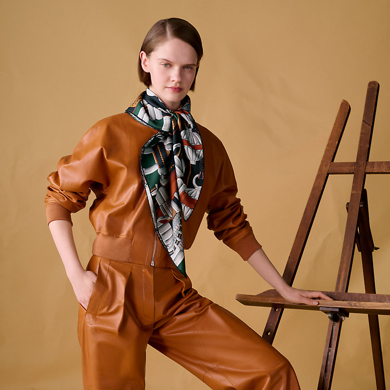 Lenço 90 Flora y Plata - Marrom | Hermès Brasil
